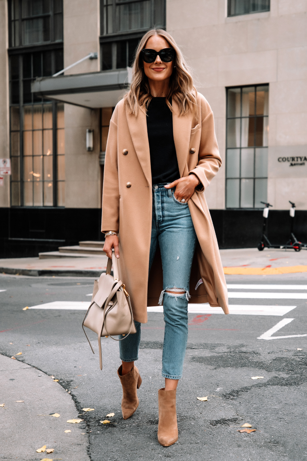 A plain white tee and jeans is the best minimalism combo to wear to a festiva