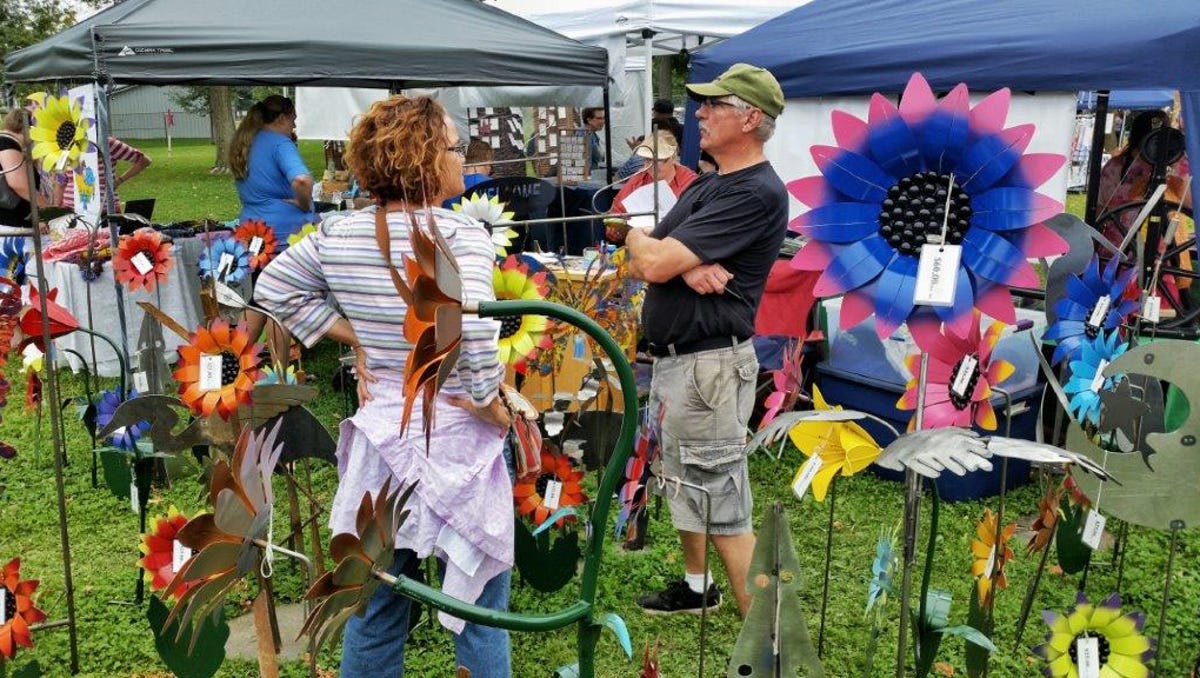 Hundreds Of Vendors Selling Gifts And Crafts